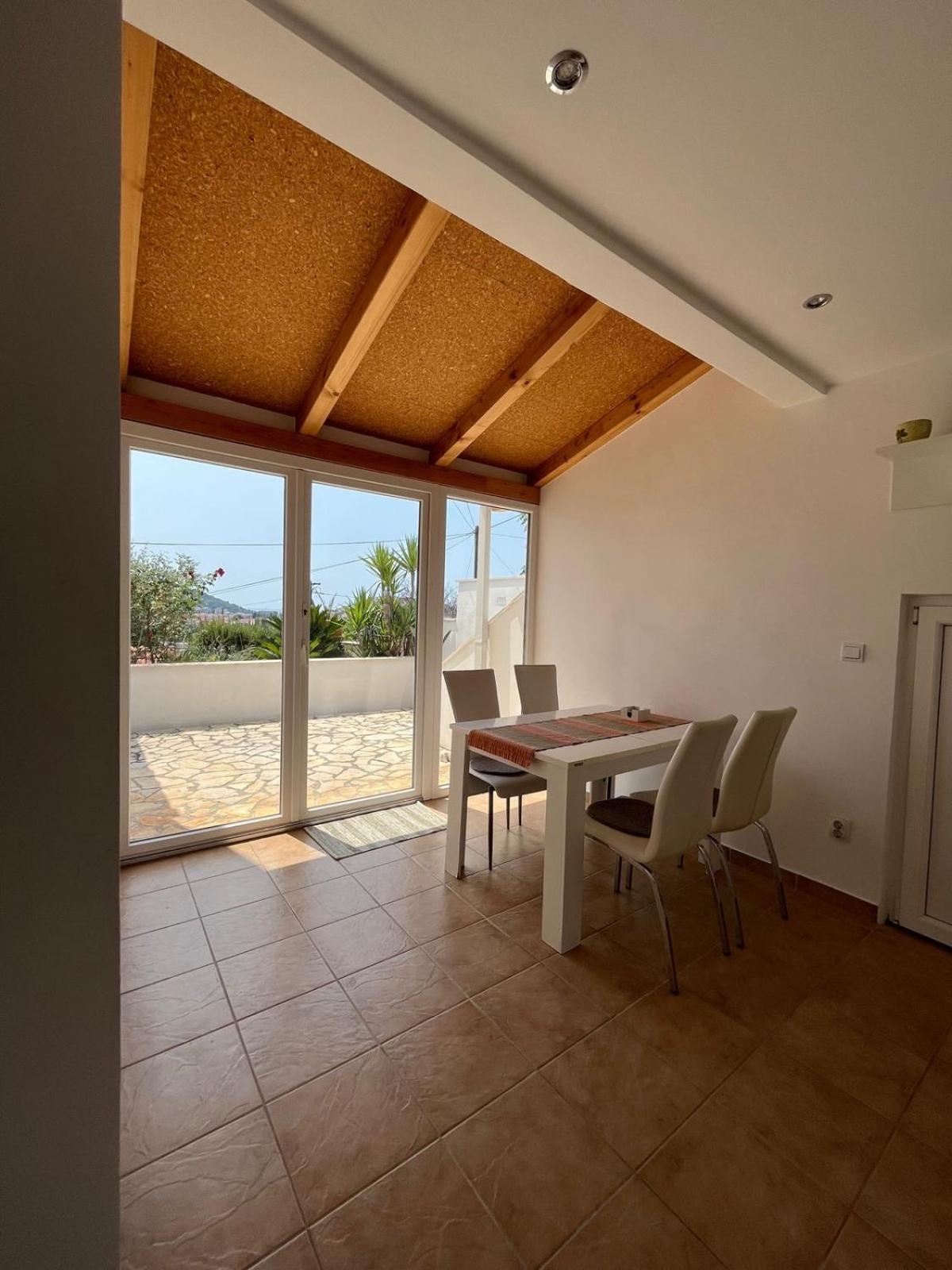 Palm Tree Paradise Apartment